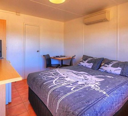 Halls Creek Motel Екстериор снимка