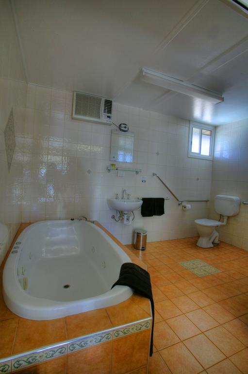 Halls Creek Motel Екстериор снимка