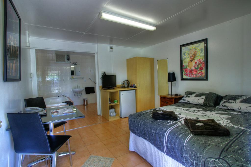 Halls Creek Motel Екстериор снимка