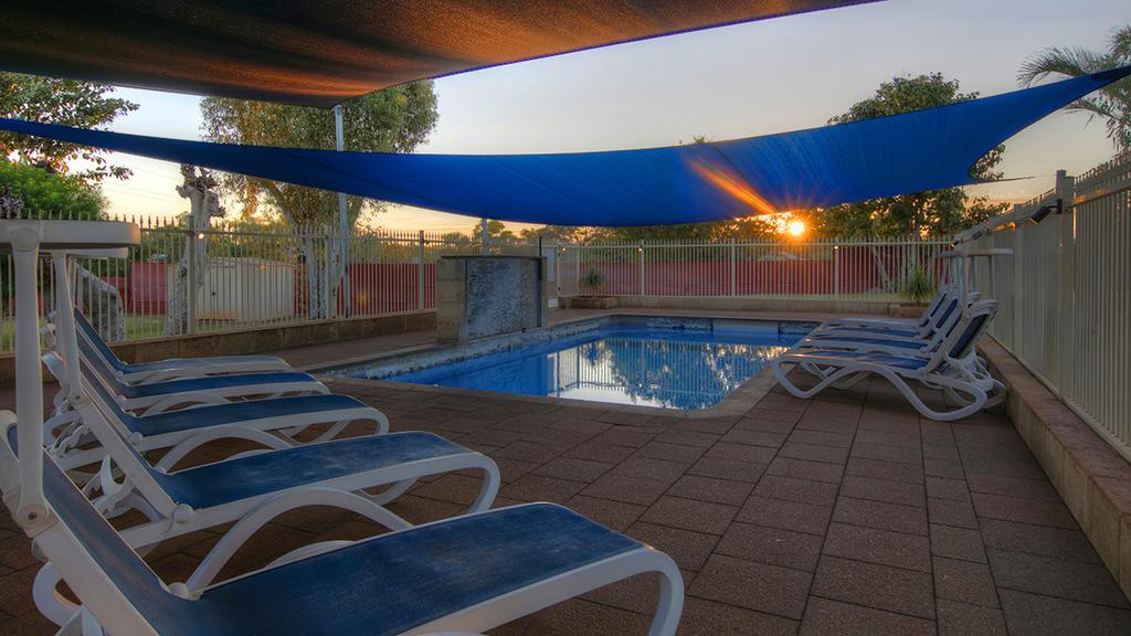 Halls Creek Motel Екстериор снимка